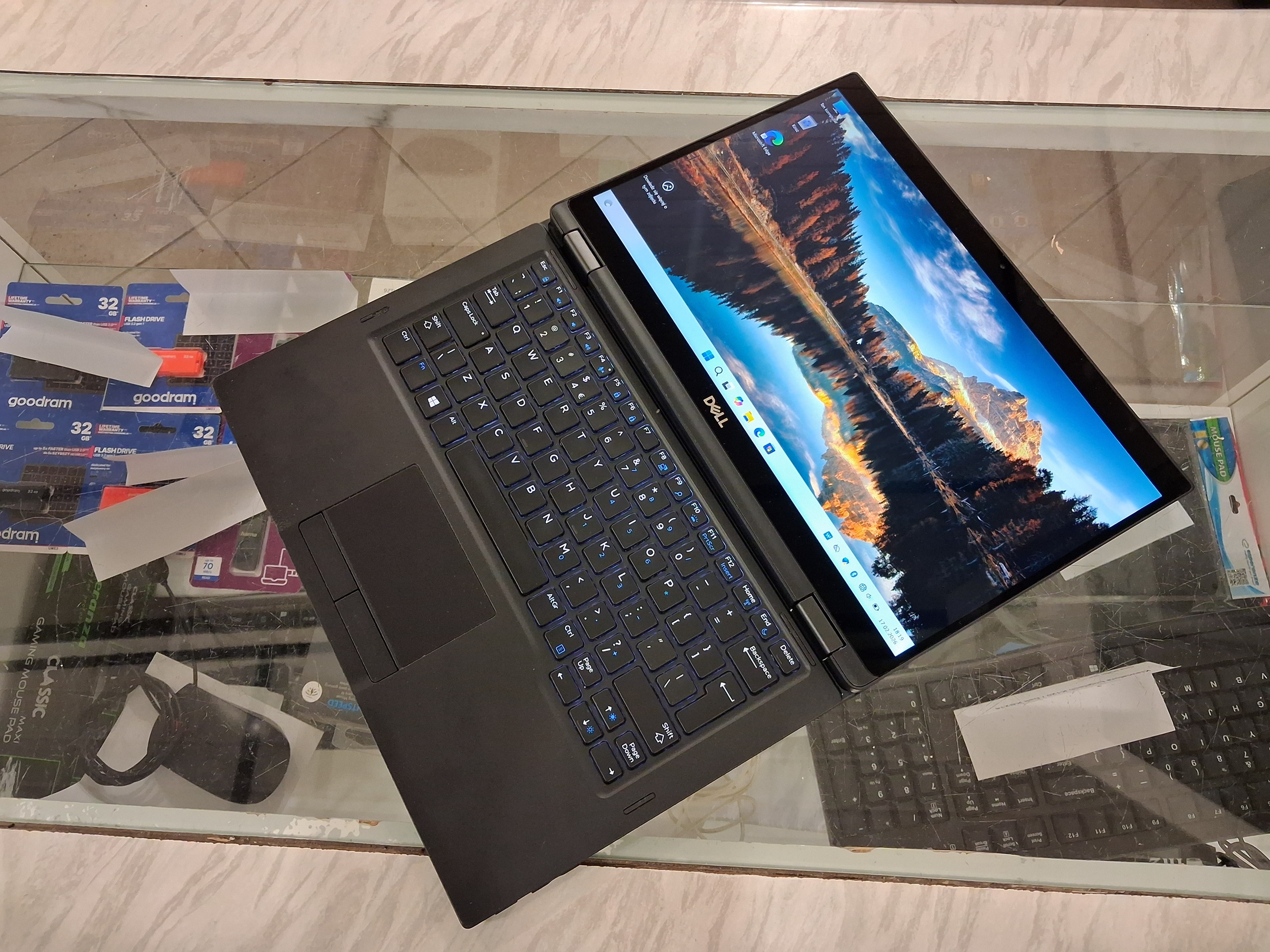 Laptop Dotykowy x360 Dell Latitude 7390 2 w 1</br>13,3" 1920x1080 Full HD</br>I5-8350U 8GB 256GB Windows 11 - obrazek 4